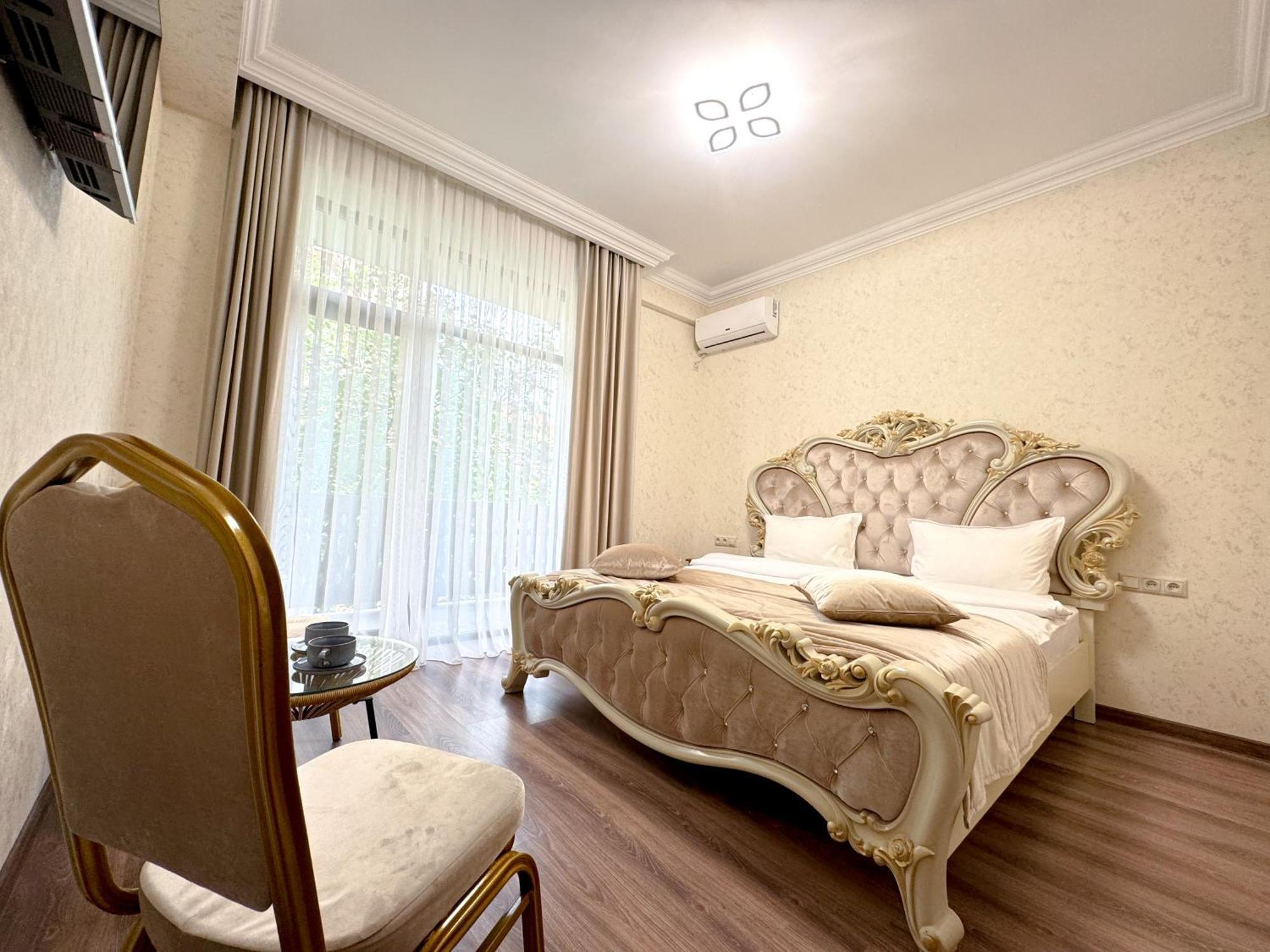 Armenia Hotel Yerevan Exterior photo