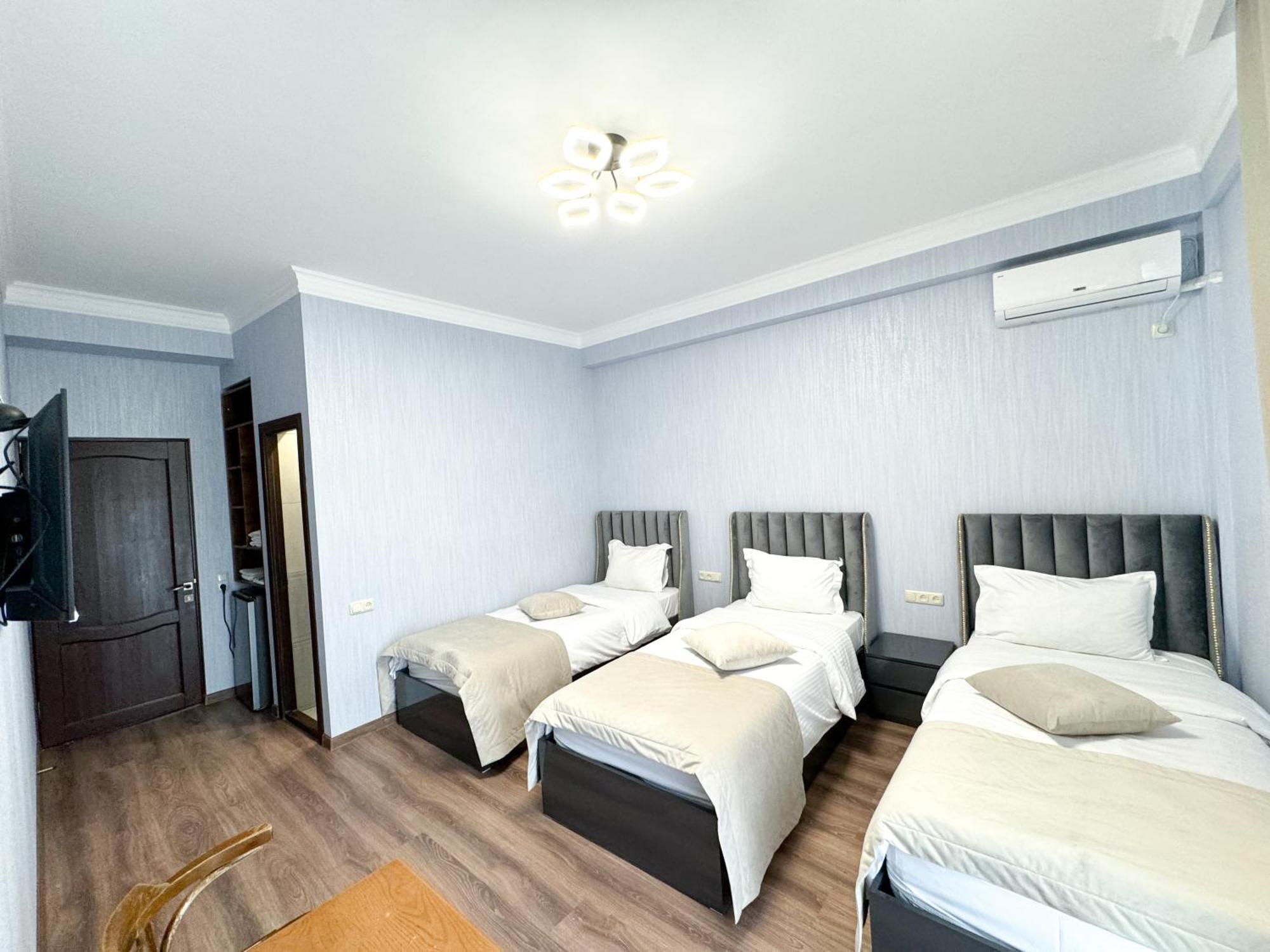 Armenia Hotel Yerevan Exterior photo