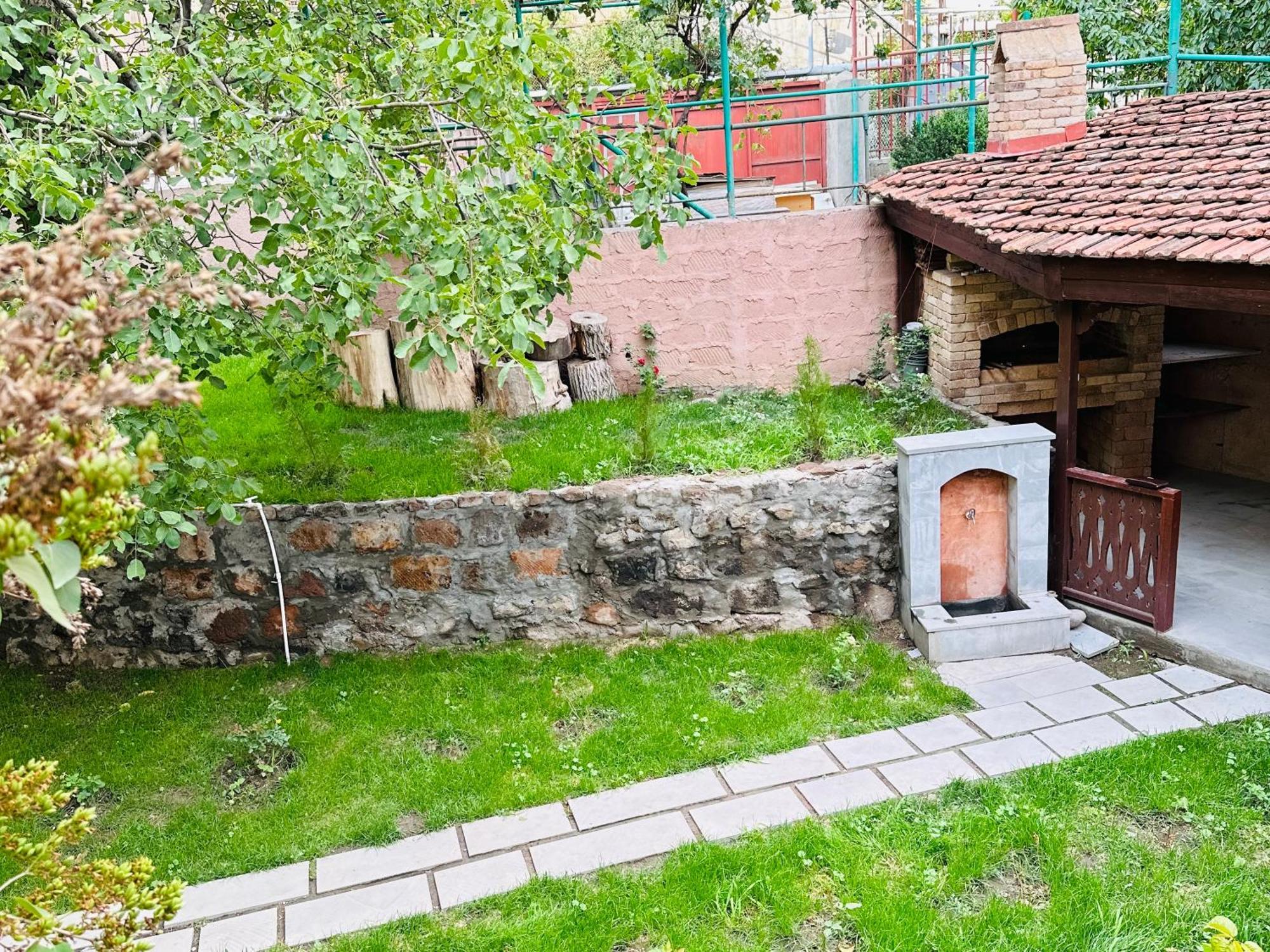 Armenia Hotel Yerevan Exterior photo